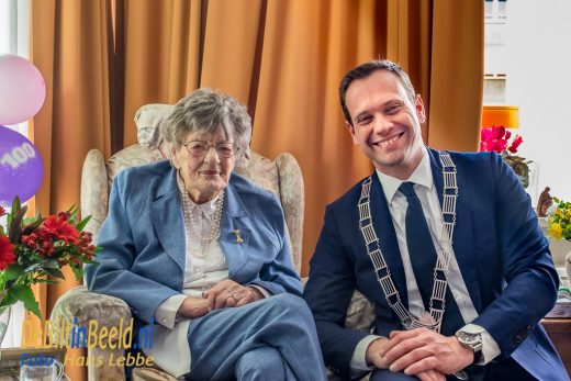 Burgemeester Sjoerd Potters feliciteerde mevrouw M.A. Werner – de Boer met haar 100 jaar