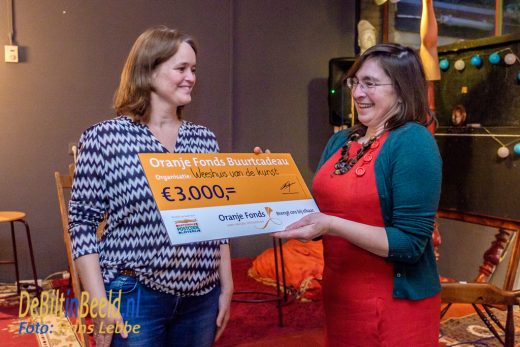 Weesthuis van de Kunst krijgt cheque van Oranje Fonds